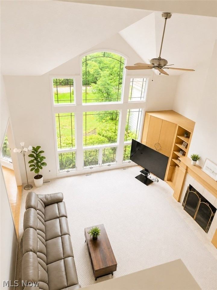 39710 Alsace Ct - Photo 5 of 33