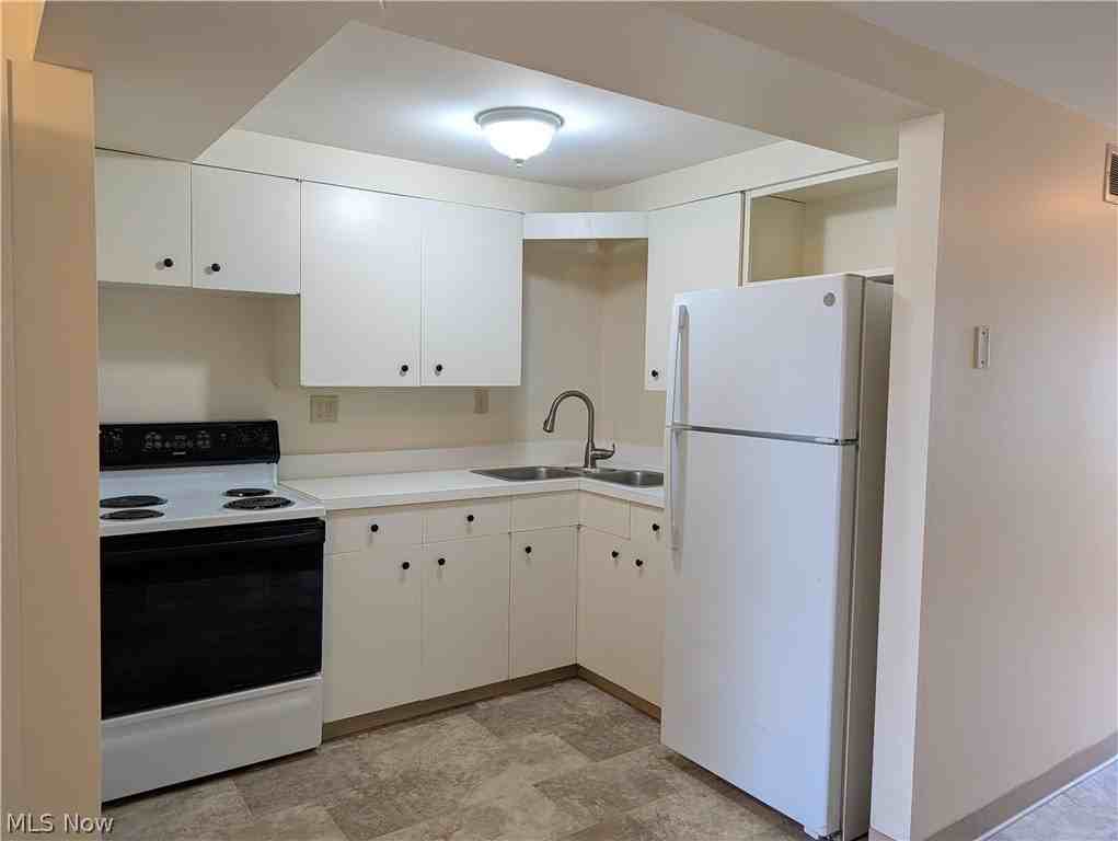 13992 E Center St - Photo 3 of 11