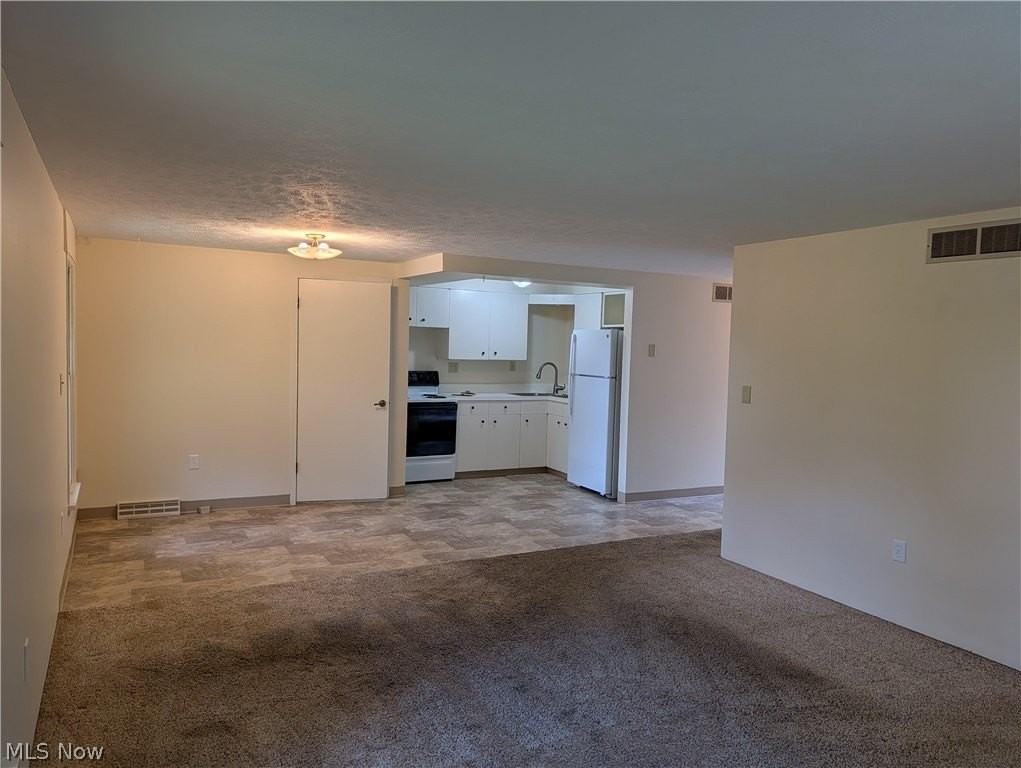 13992 E Center St - Photo 4 of 11
