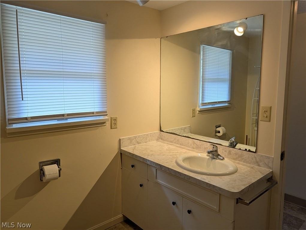 13992 E Center St - Photo 5 of 11