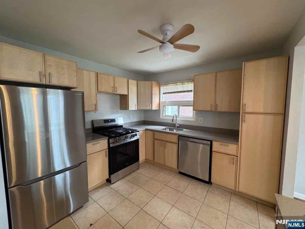 1038 Kingsland Ln - Photo 5 of 36