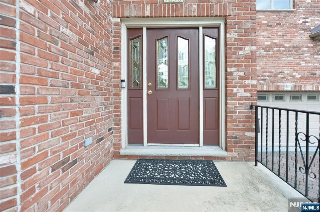 1056 Edgewood Ln - Photo 2 of 35