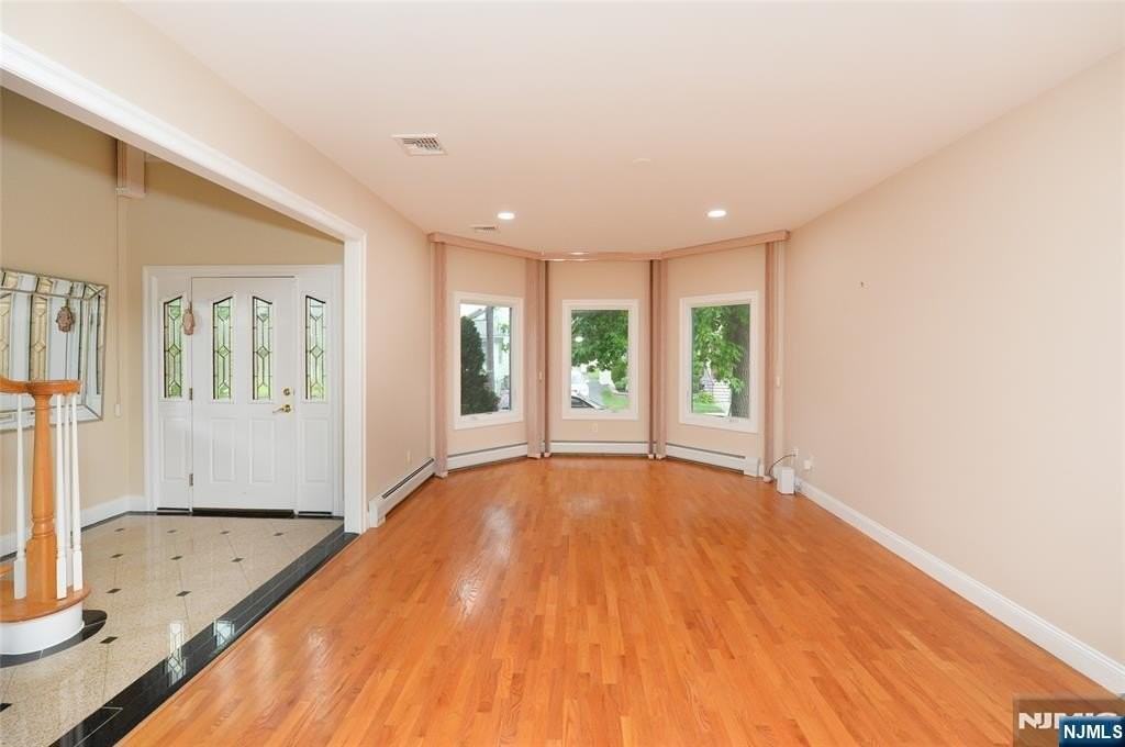1056 Edgewood Ln - Photo 4 of 35