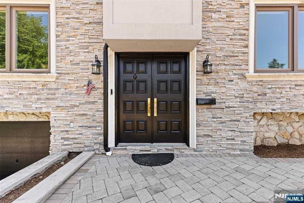 275 Alfred Ave - Photo 4 of 45