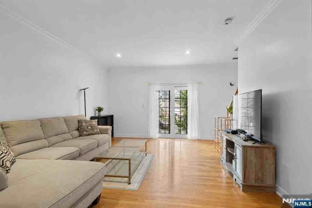 9 Hackensack Ave - Photo 4 of 38