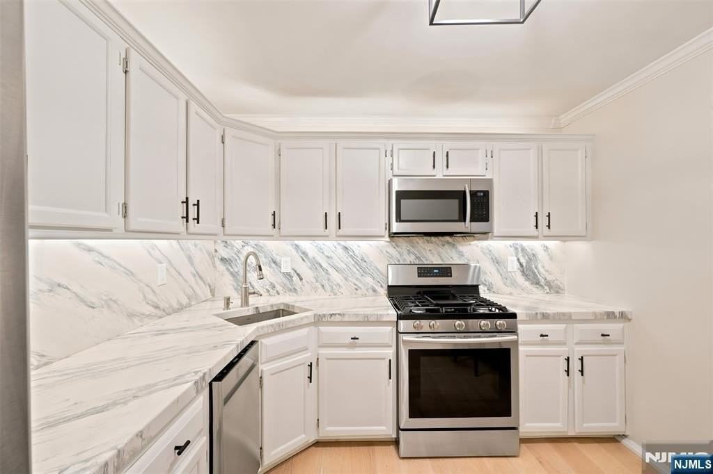 50 Pine St #I2 - Photo 7 of 18