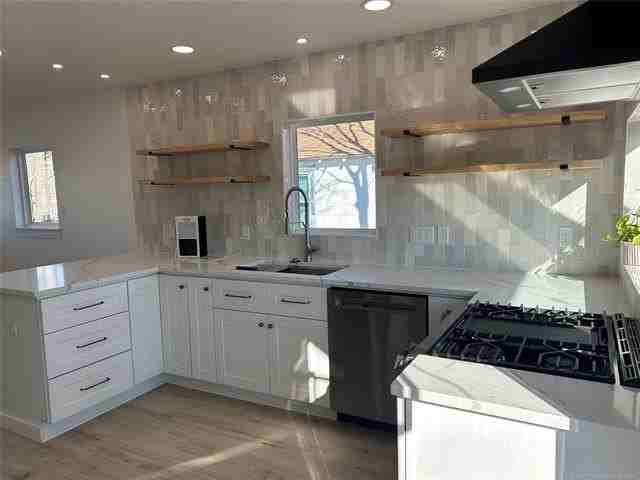 704 S Maryland Ave - Photo 3 of 11