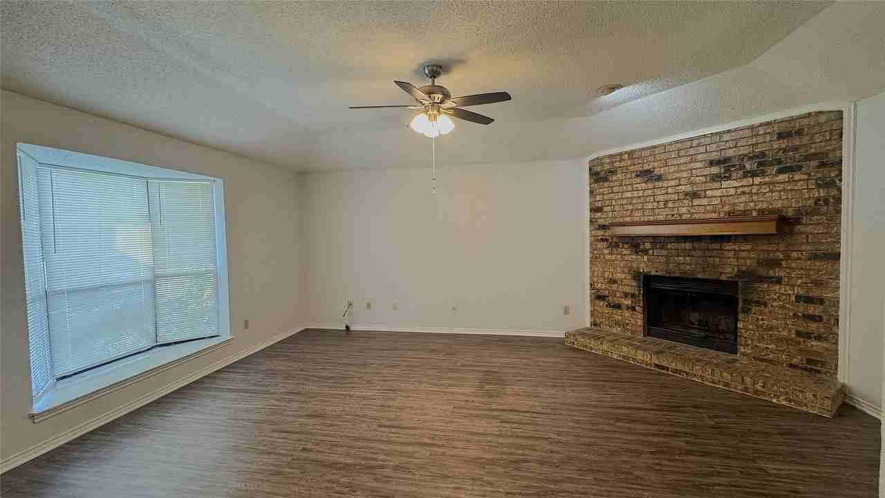 1122 Pyramid Dr - Photo 2 of 18