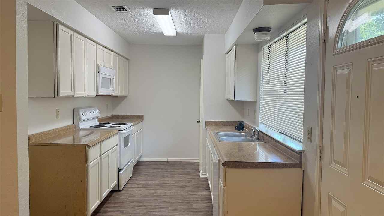1122 Pyramid Dr - Photo 4 of 18