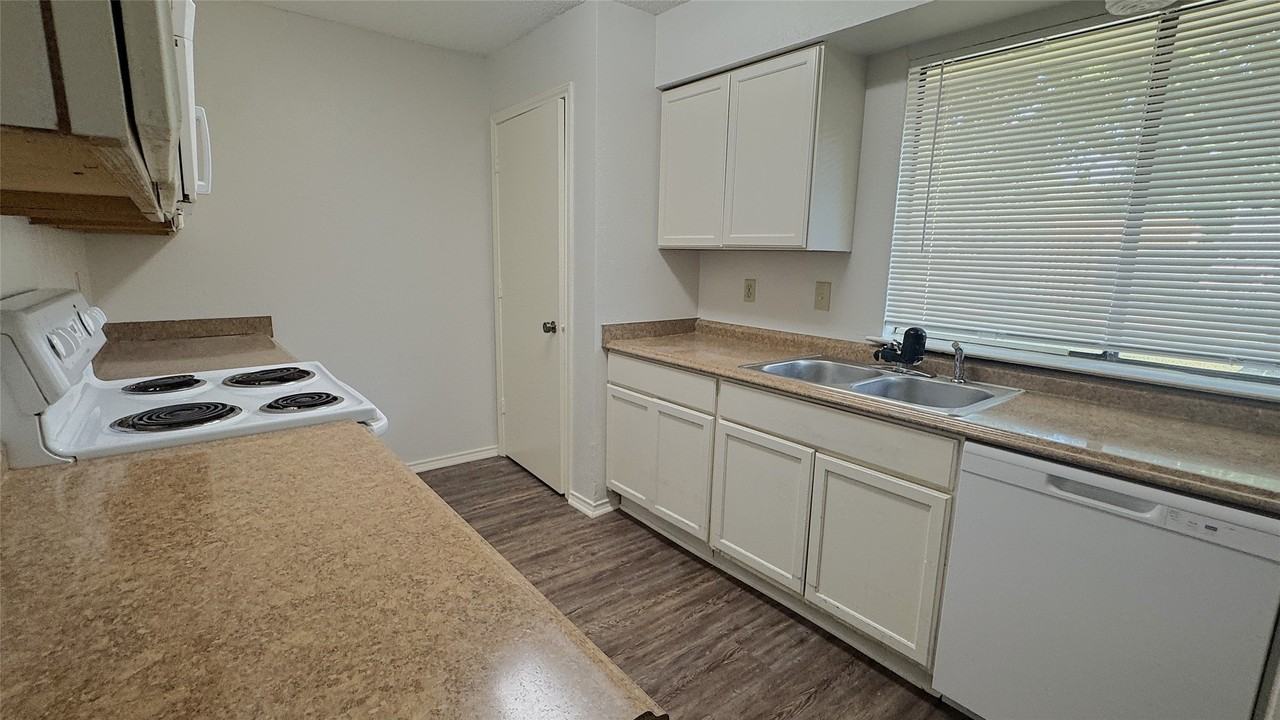 1122 Pyramid Dr - Photo 5 of 18