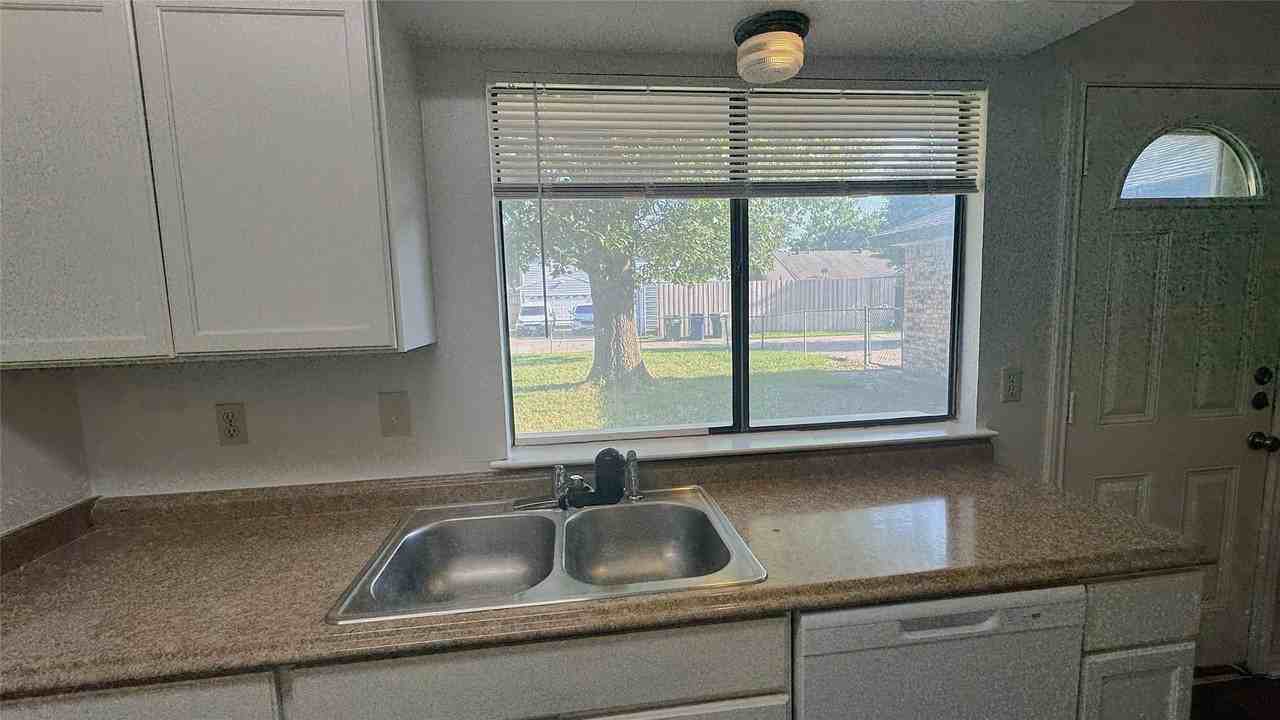 1122 Pyramid Dr - Photo 6 of 18