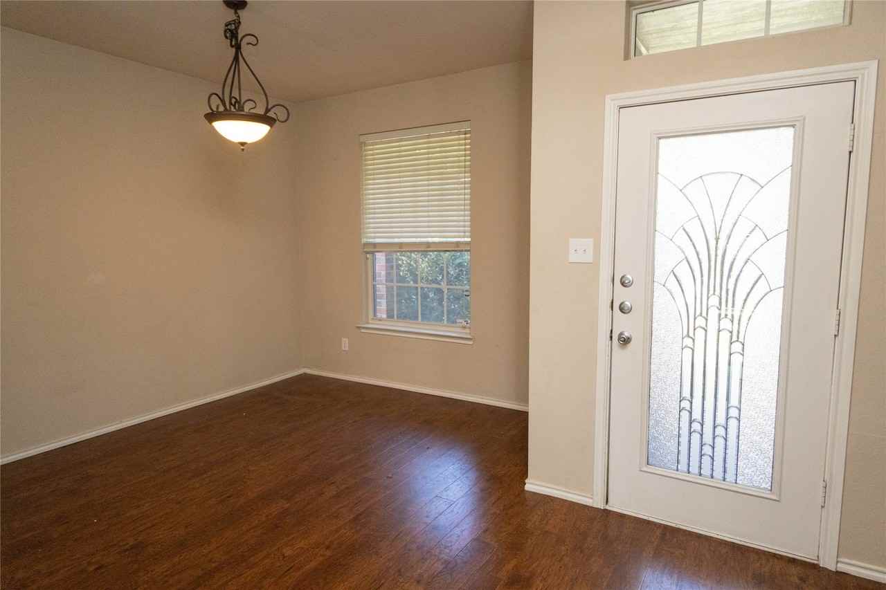 1407 Hazelwood Dr - Photo 3 of 33