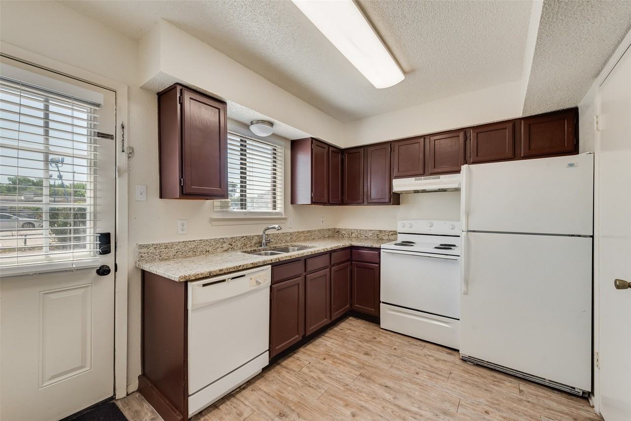 2826 Wimbledon Ct #B - Photo 7 of 18