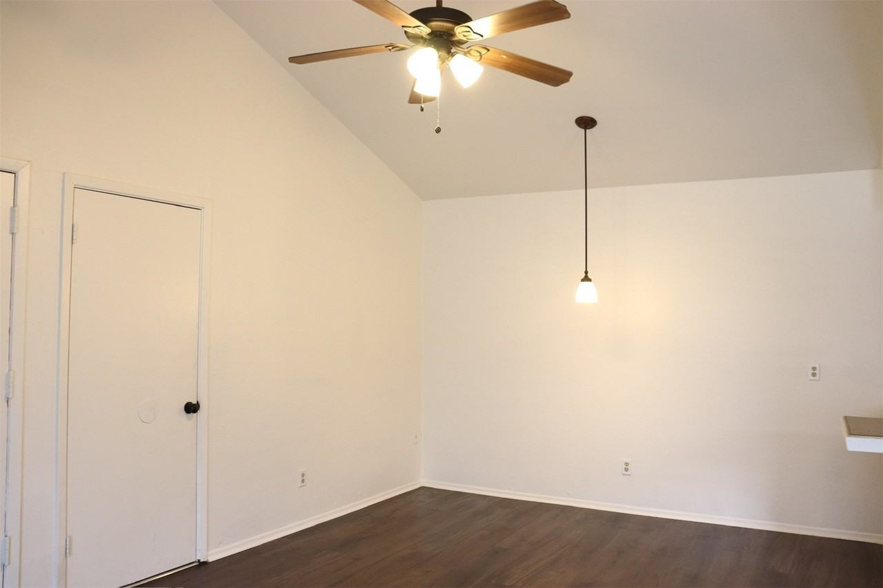 10020 Redondo Dr - Photo 4 of 25