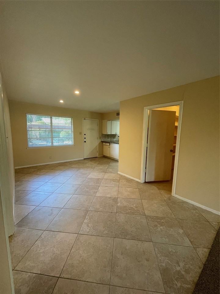 1303 Northlake Dr - Photo 7 of 30