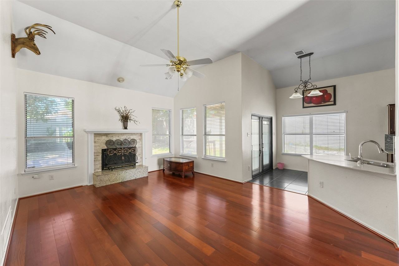 900 Chauvin Dr - Photo 2 of 15