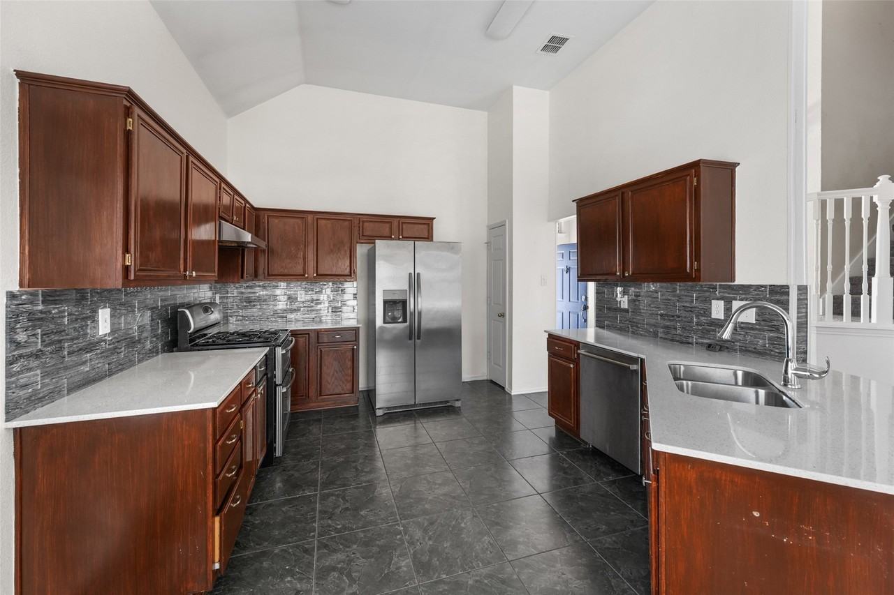 900 Chauvin Dr - Photo 4 of 15