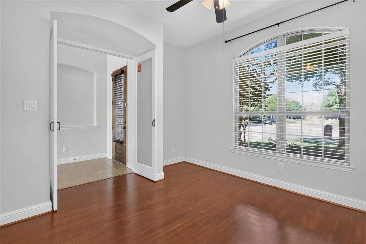 4635 Saginaw Ct - Photo 4 of 40