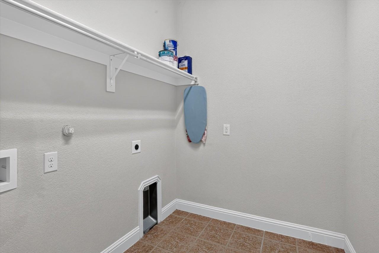 4635 Saginaw Ct - Photo 7 of 40