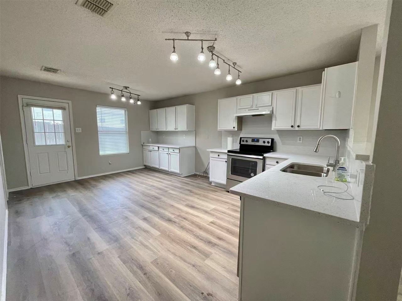 2321 Avalon Creek Way - Photo 3 of 20