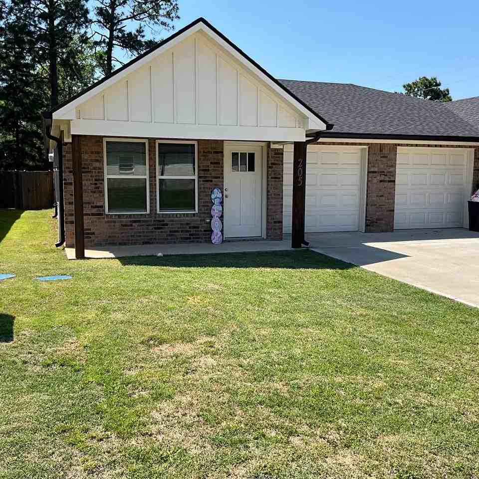 205 Isabella St