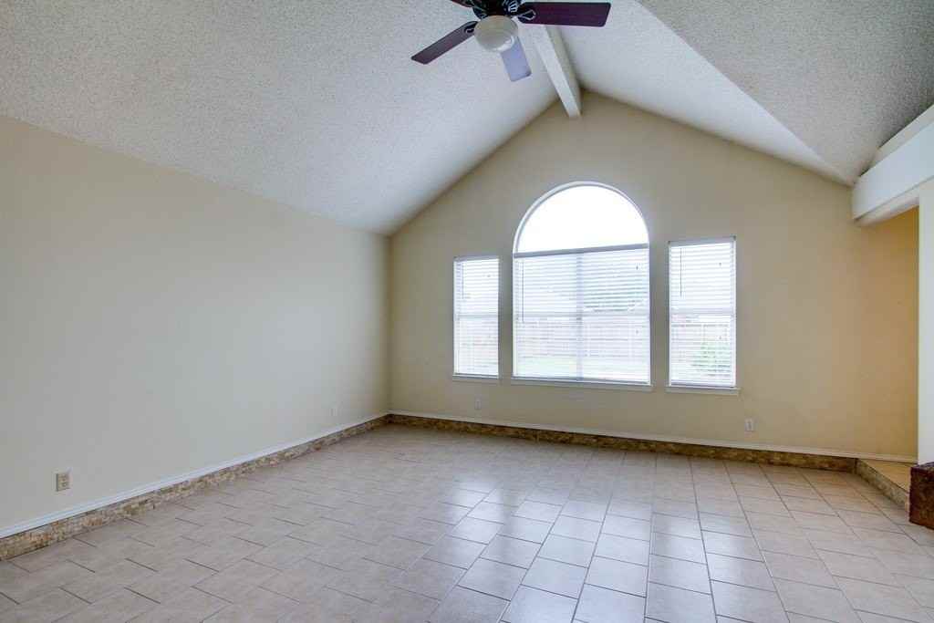 2104 Regency Dr - Photo 7 of 30