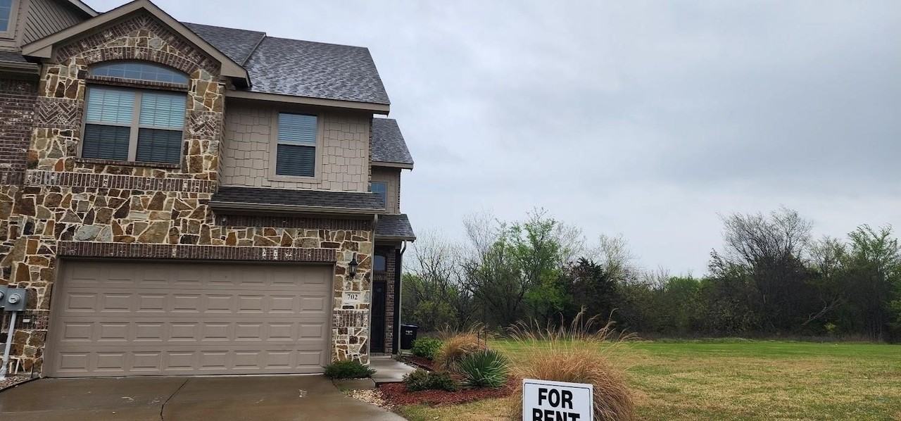 702 Amber Dr - Photo 2 of 25