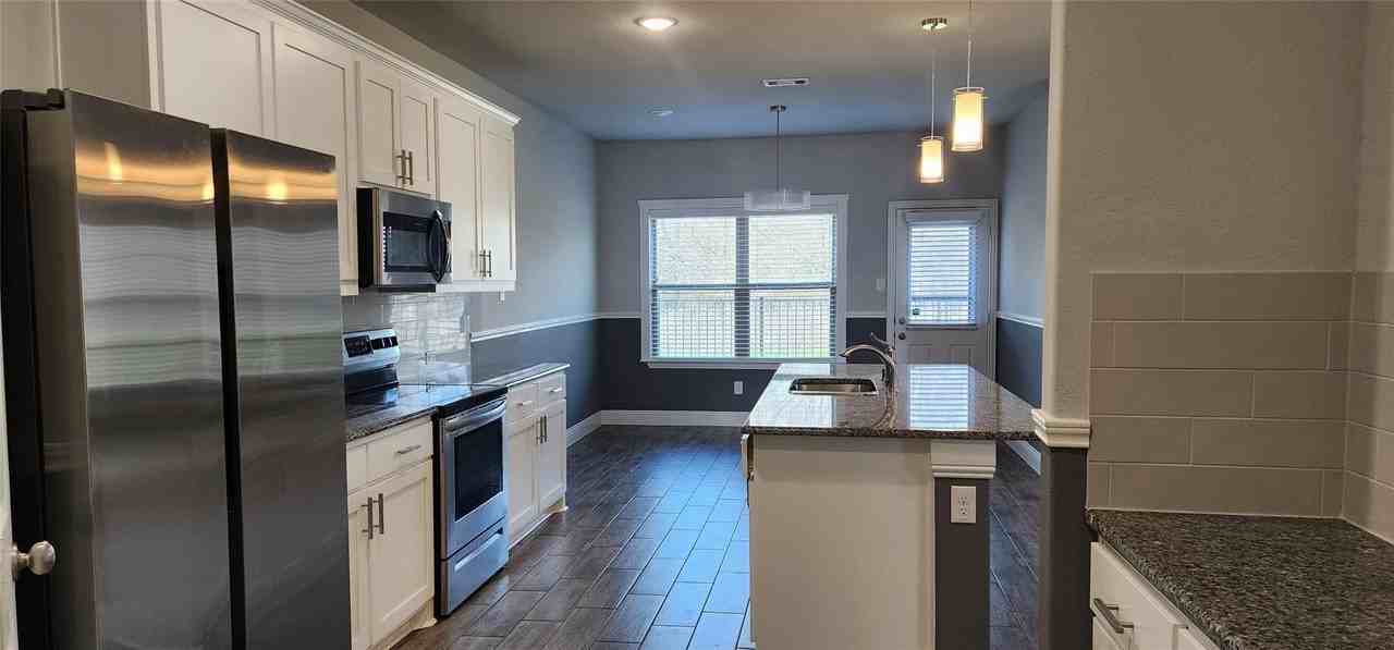 702 Amber Dr - Photo 4 of 25