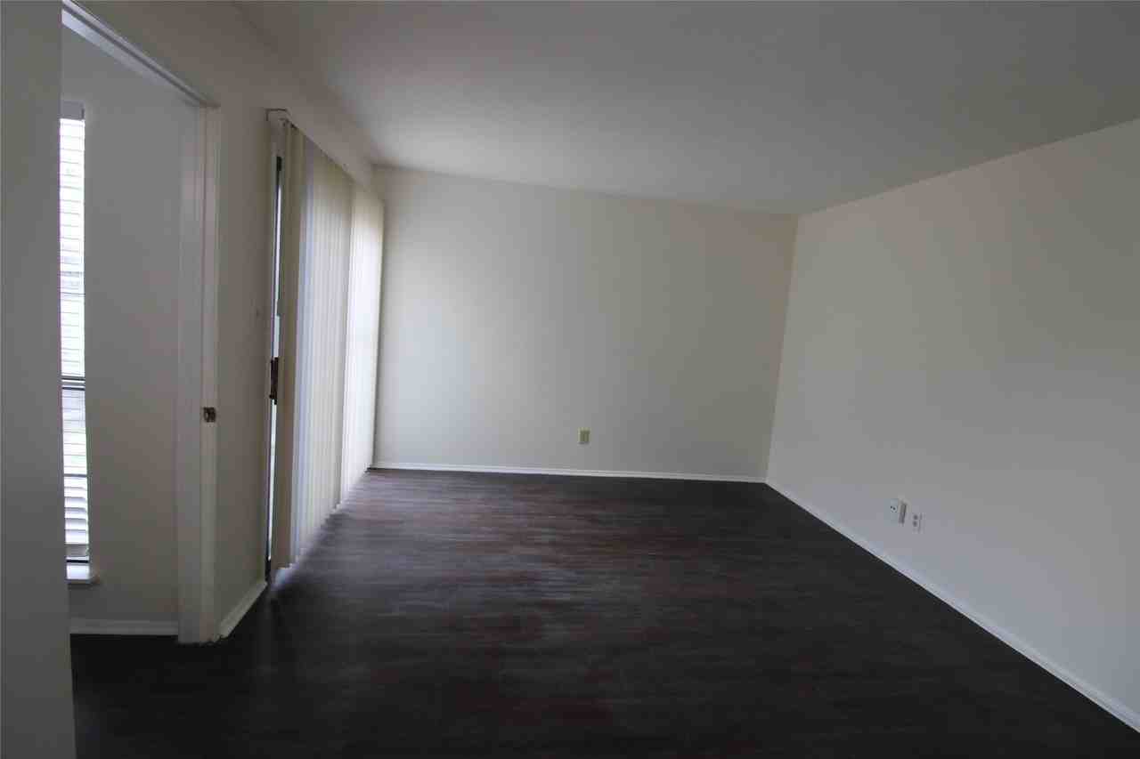 407 Pogue St - Photo 5 of 13