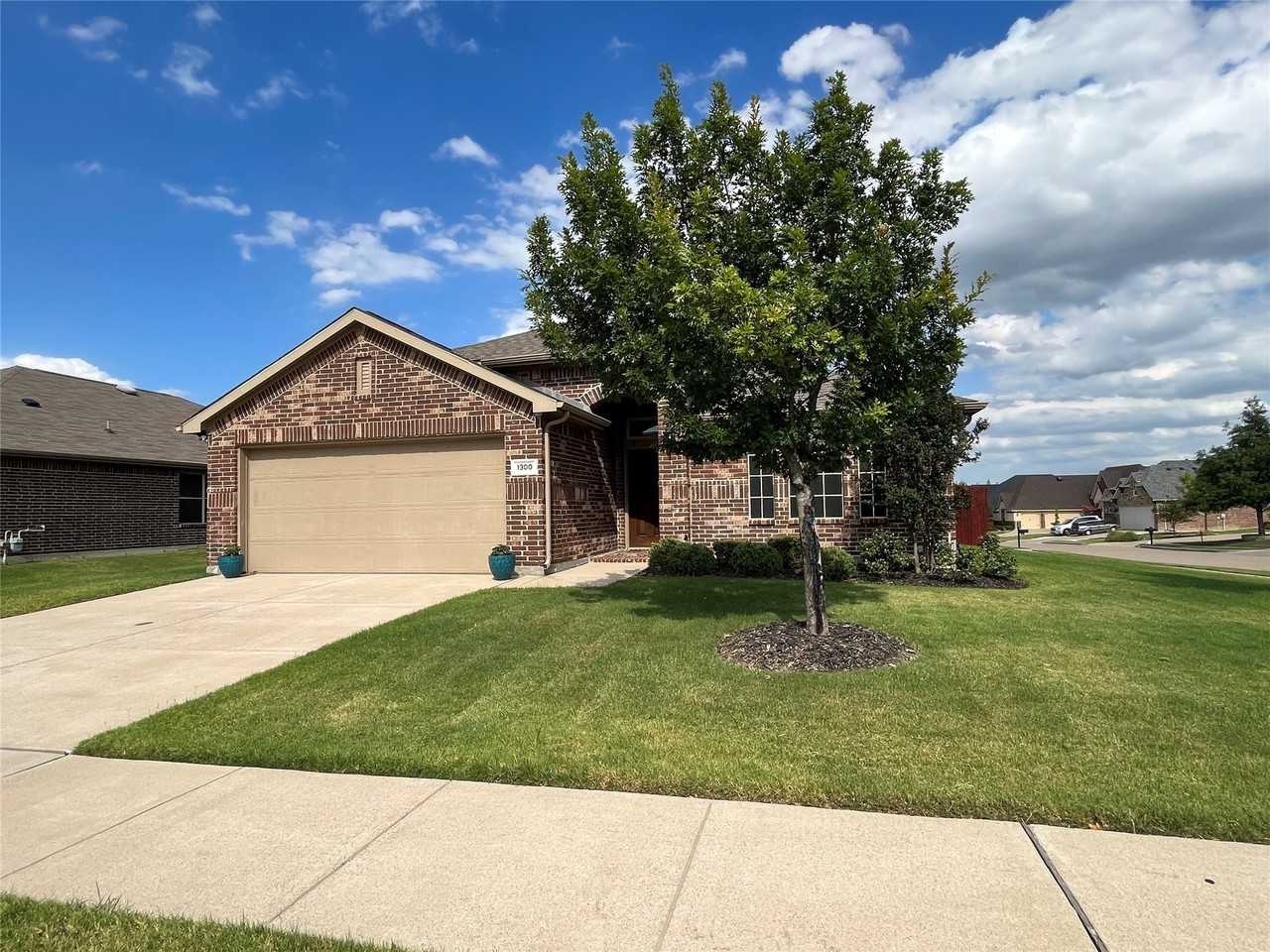 1300 Foxglove Ln - Photo 2 of 17