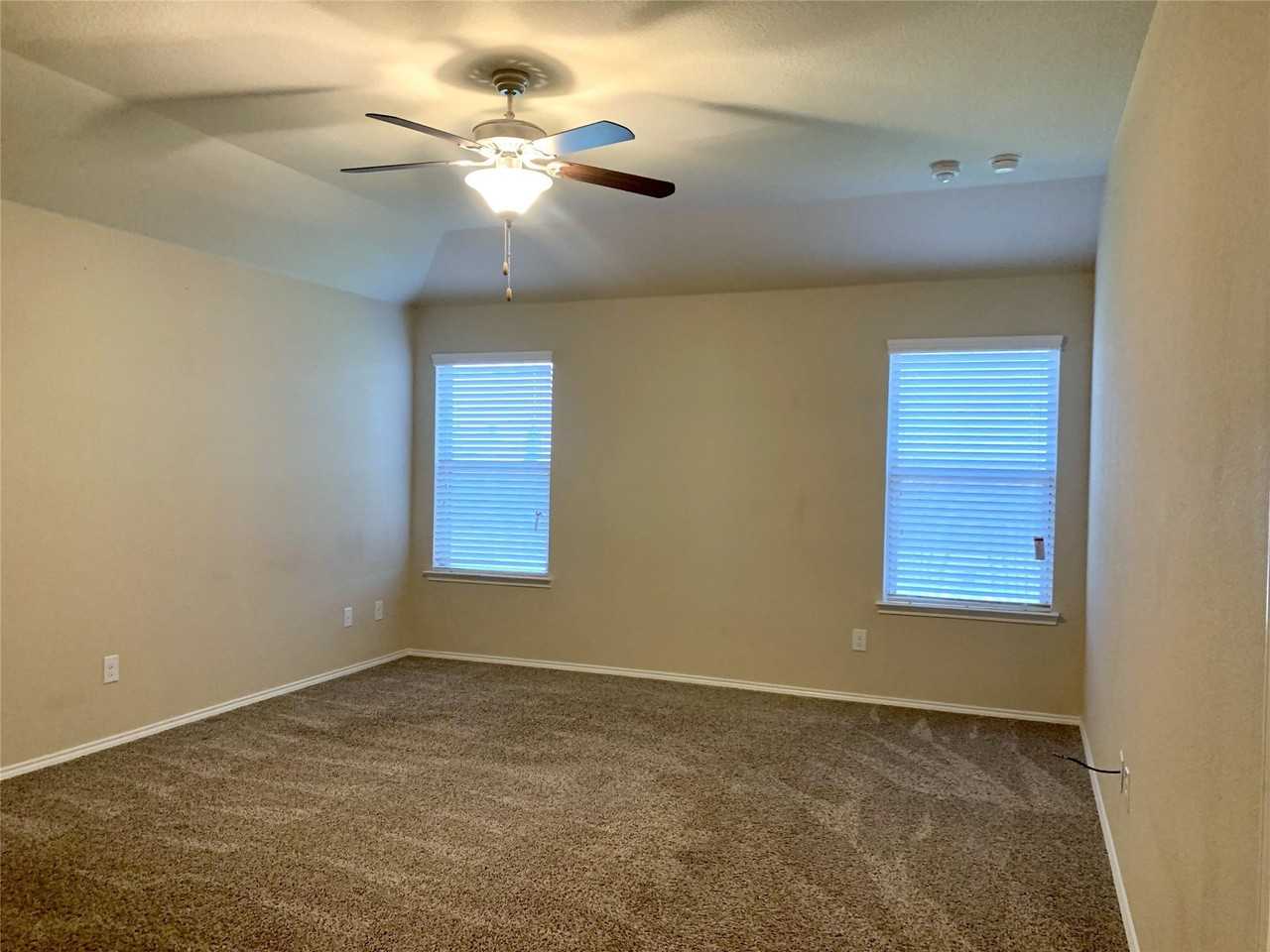 1300 Foxglove Ln - Photo 7 of 17