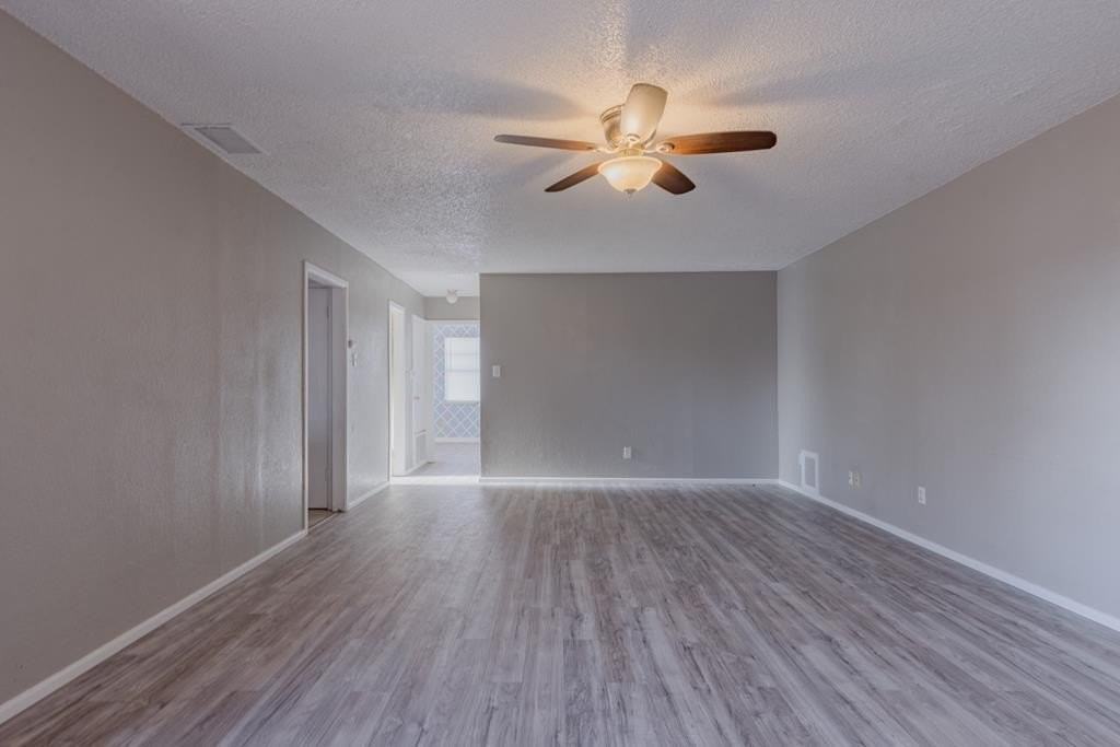 912 W 39th St - Photo 2 of 16