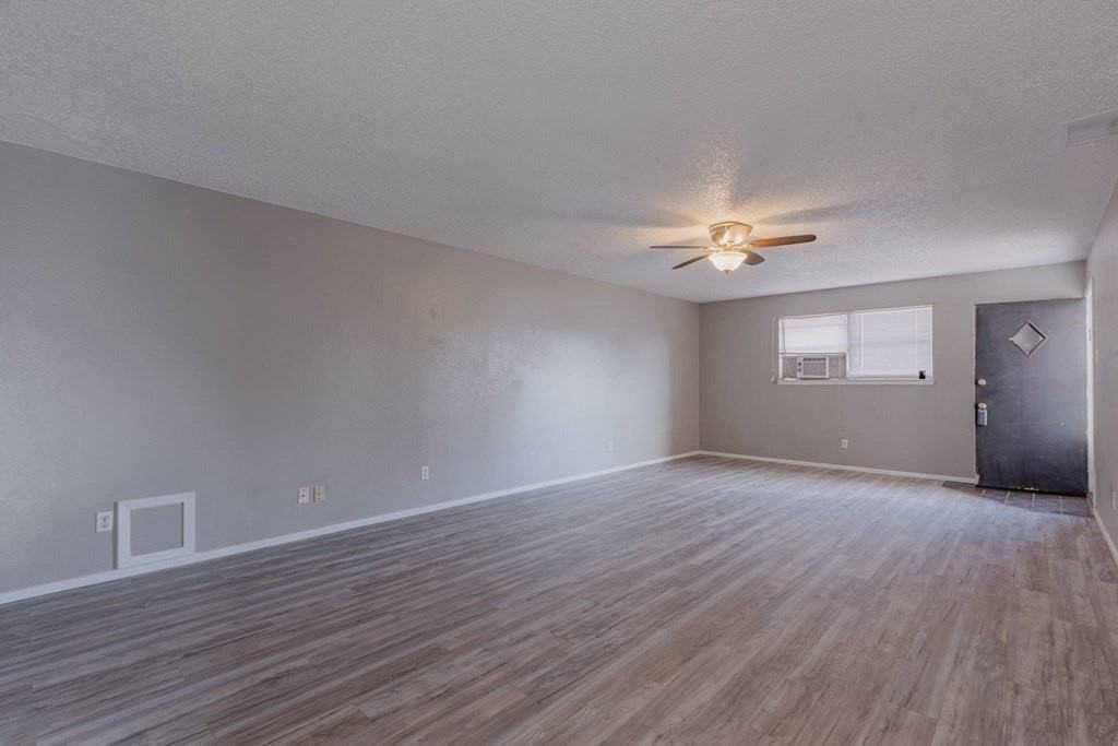 912 W 39th St - Photo 3 of 16