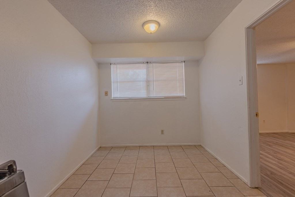 912 W 39th St - Photo 4 of 16