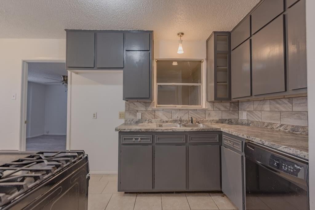 912 W 39th St - Photo 5 of 16