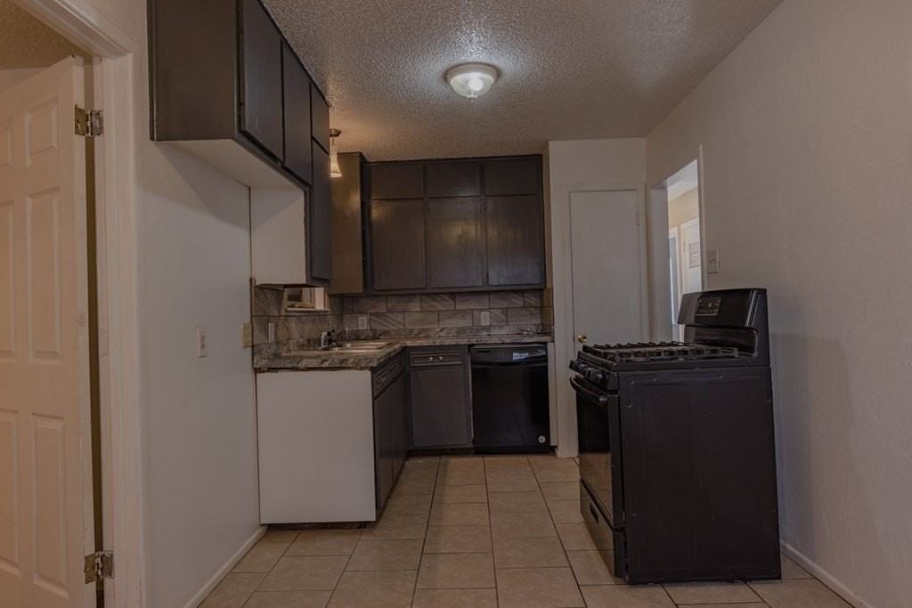 912 W 39th St - Photo 6 of 16