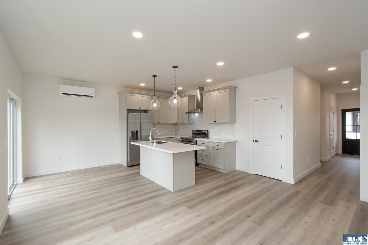 1104 W Lauridsen Blvd - Photo 6 of 48