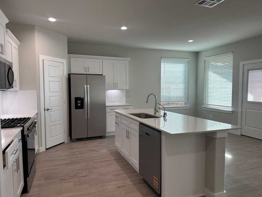 1914 Fortune Dr - Photo 4 of 13
