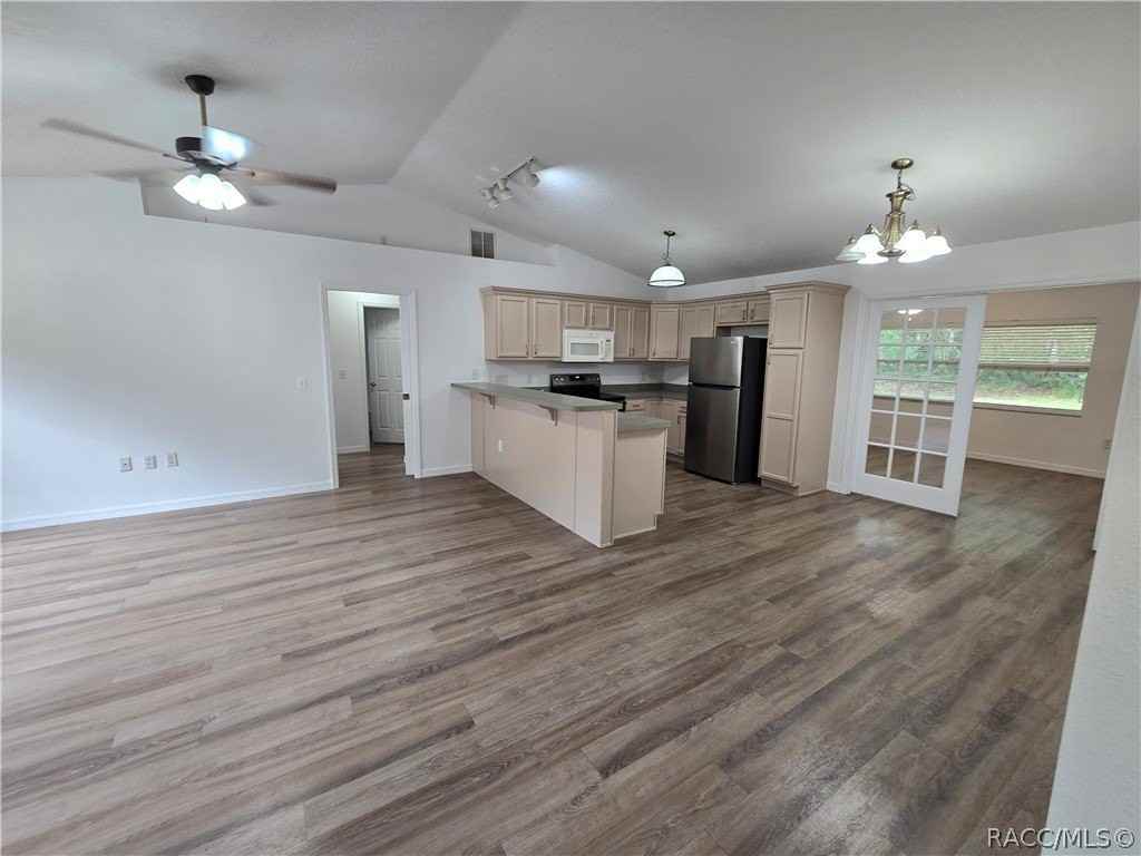 292 N Fitzpatrick Ave - Photo 2 of 24