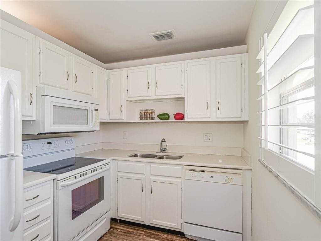 76 Royal Oak Dr #205 - Photo 5 of 36
