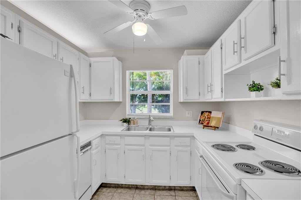 17 Vista Palm Ln #201 - Photo 3 of 34