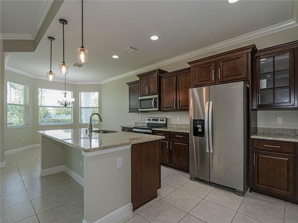 2529 Bella Vista Cir - Photo 2 of 36