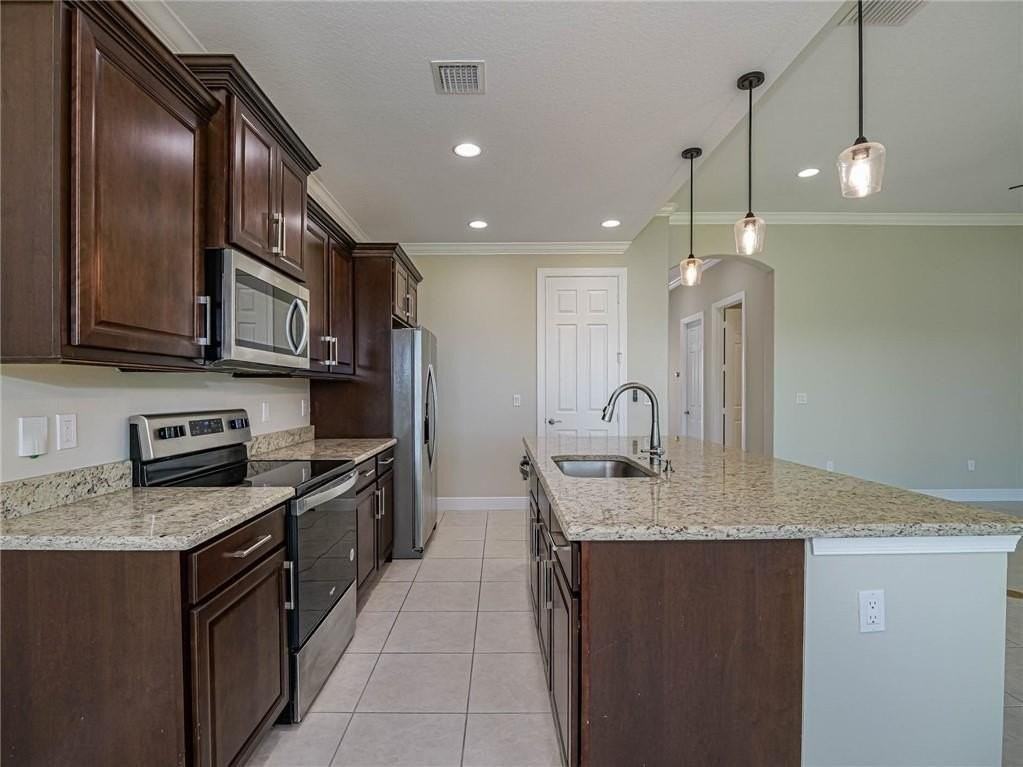 2529 Bella Vista Cir - Photo 4 of 36