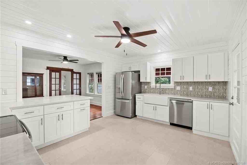 705 Se Stypmann Blvd - Photo 7 of 19