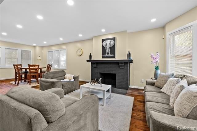 3196 Helen St - Photo 5 of 34
