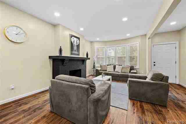 3196 Helen St - Photo 6 of 34