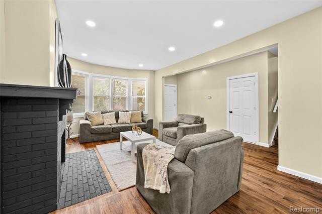 3196 Helen St - Photo 7 of 34