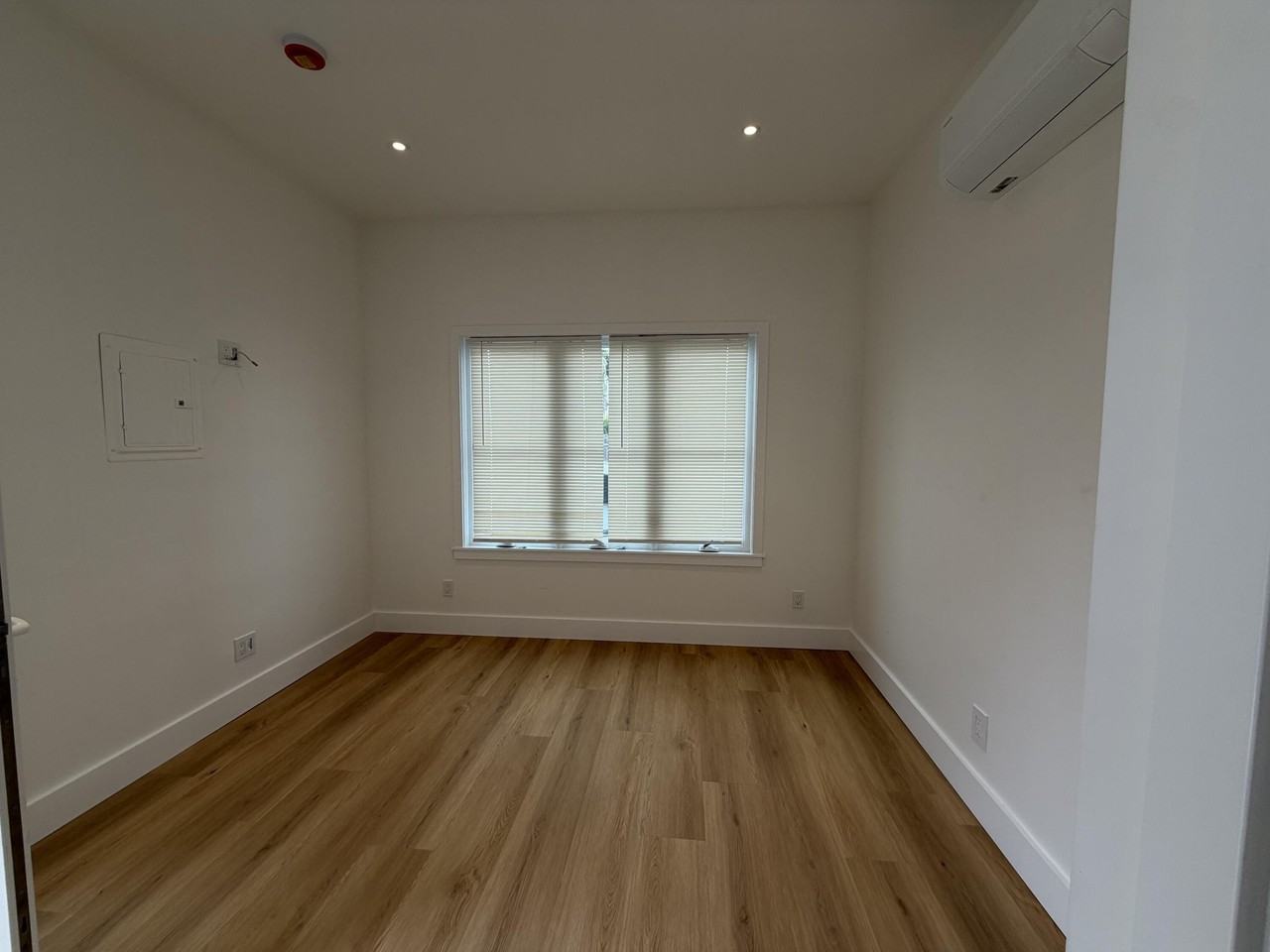 915 E Cota St - Photo 5 of 12