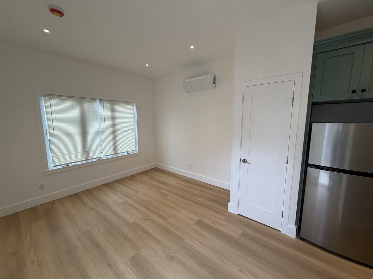 915 E Cota St - Photo 7 of 12