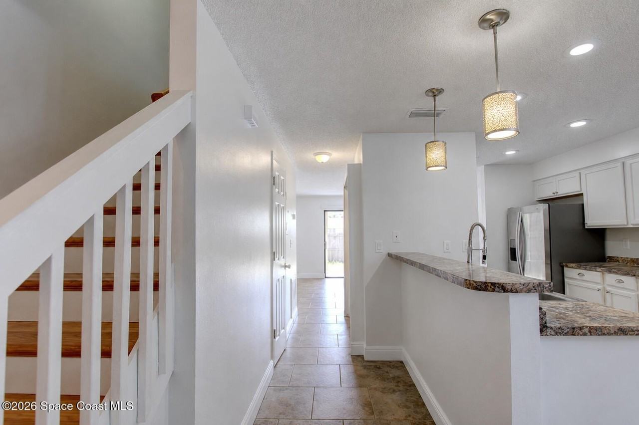 283 E Towne Pl - Photo 4 of 27